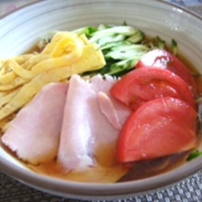 はじめまして♪今日は３０度を超える暑さ(;^_^A 冷やしラーメンで見つけたレシピです♪
具もたくさん入って美味しくお腹も満足♪
ご馳走さまでした（*^_^*）